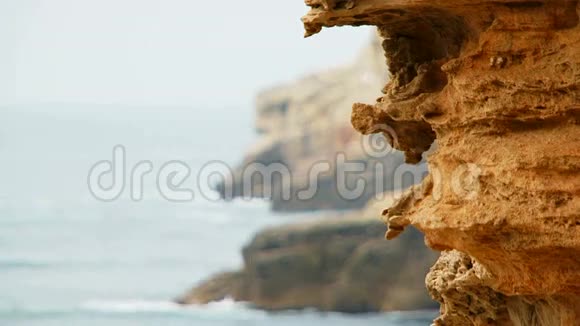 黑海的塔尔坎古特角石灰石岩视频的预览图