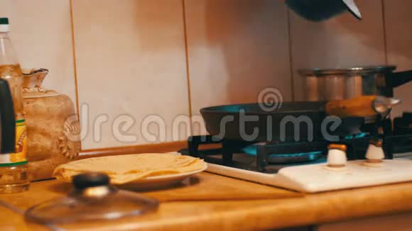 家庭厨房灶台上锅中的过程餐准备视频的预览图