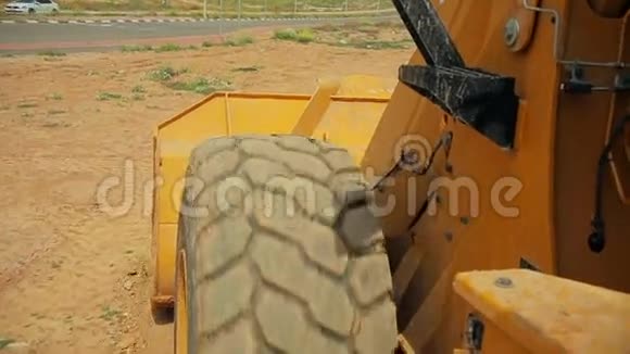拖拉机与推土机在施工现场移动土壤视频的预览图