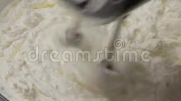 混合奶油和烹饪奶酪蛋糕视频的预览图