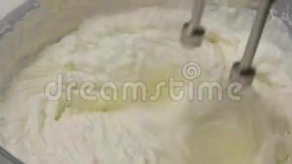 混合奶油和烹饪奶酪蛋糕视频的预览图