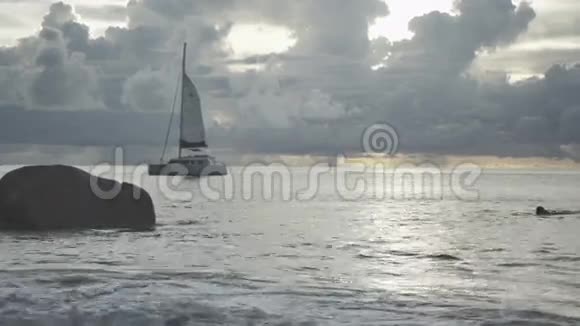 日落时间在安塞拉齐奥海滩普拉斯林塞舌尔视频的预览图