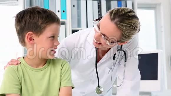 医生在和小男孩说话视频的预览图