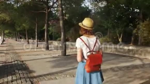 在里斯本在国家公园的塔古斯河附近散步的漂亮年轻女子视频的预览图