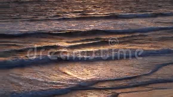 日落时五颜六色的海洋水面视频的预览图