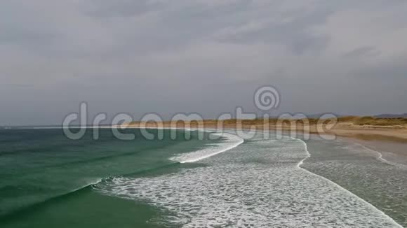 著名的马格哈拉迪海滩的鸟瞰图在多戈尔郡的大西洋之路上视频的预览图