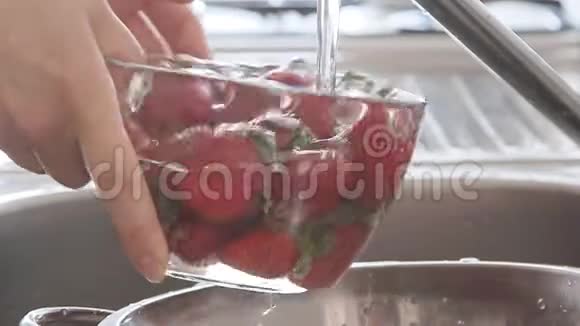 在水流下洗草莓视频的预览图