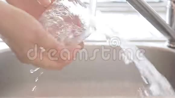 女人在水流下洗手厨房视频的预览图