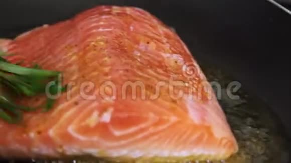 用米饭和黄瓜煮鲑鱼视频的预览图