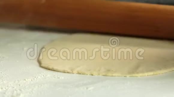 女人煮红薯玉米饼视频的预览图