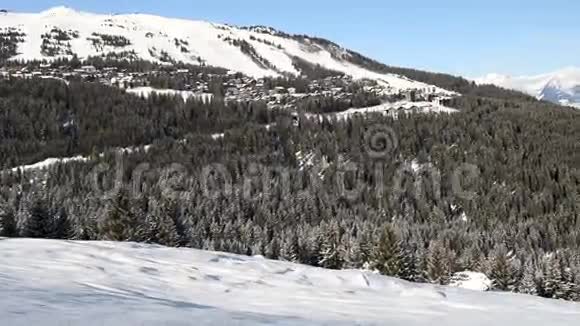带滑雪胜地村庄的山谷山脉全景视频的预览图