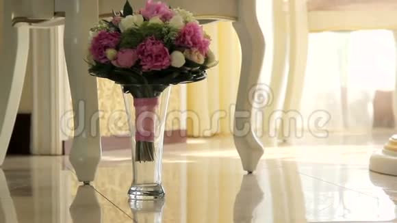 室内的新娘花束地板上花瓶里的婚礼花束婚礼内部视频的预览图