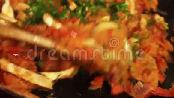 女人在厨房里混合配料和煮红薯玉米饼视频的预览图