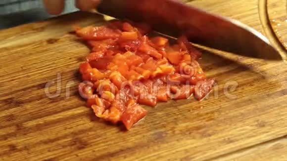 在厨房里切下烤椒和煮意大利面条视频的预览图