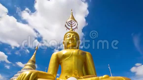 泰国清迈清业寺黄金佛像及美丽天空视频的预览图