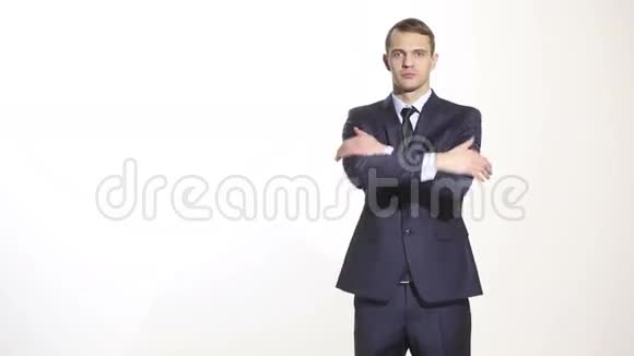 肢体语言穿商务服的男人孤立的白色背景培训管理人员销售代理手臂和手势视频的预览图