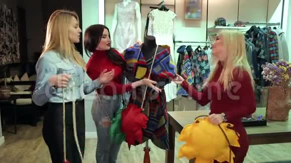 三个美丽的年轻女人在一家服装店购物的肖像视频的预览图