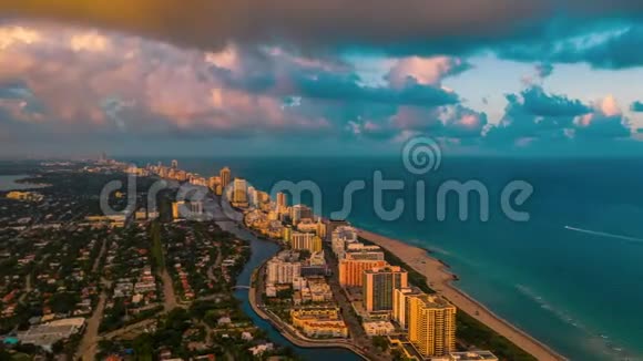 迈阿密佛罗里达州美国2019年1月空中超垂4k无人机全景飞行迈阿密海滩海洋海岸线视频的预览图