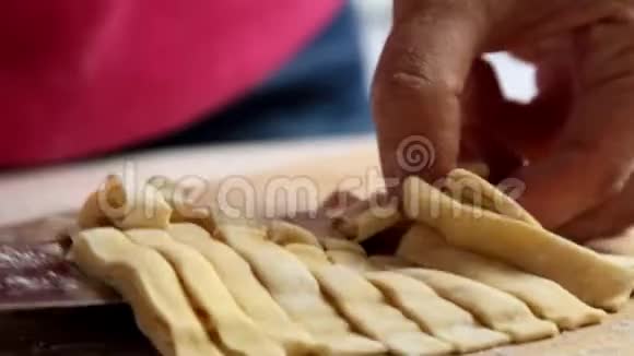 厨师烹饪健康食品在厨房做意大利面视频的预览图