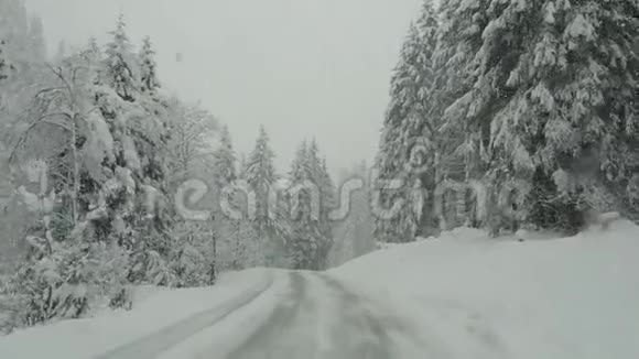 奥地利驾驶镜头司机视角下雪时在路上行驶的车辆视频的预览图