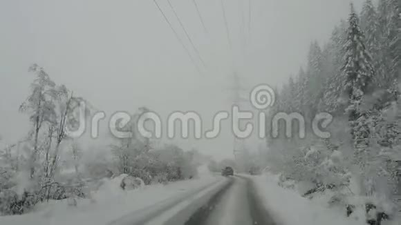 奥地利驾驶镜头司机视角下雪时在路上行驶的车辆视频的预览图