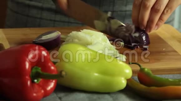女人一边切蔬菜一边煮红薯玉米饼视频的预览图