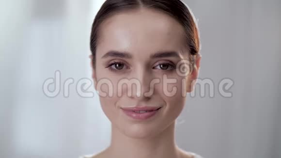健康的面部皮肤美丽的女人用手指轻拍视频的预览图