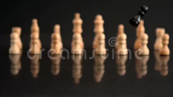 黑色棋子落在黑色背景上白色棋子落在黑色背景上视频的预览图