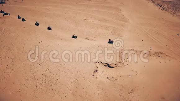 从空中俯瞰沙丘和山脉视频的预览图