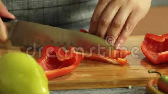 女人在厨房里煮玉米饼视频的预览图