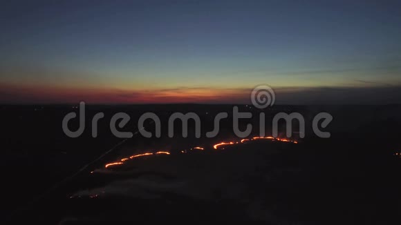 空中火力场夜4K晚上烧田大规模火灾俯视图照相机飞过视频的预览图