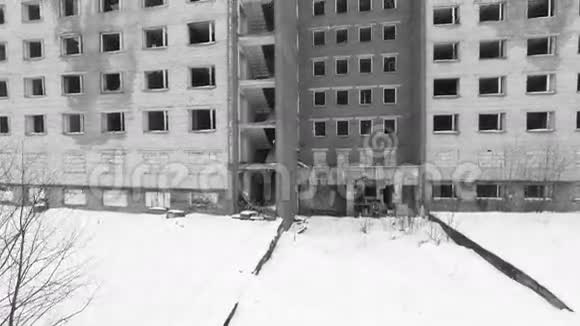 城市景观飞越被毁的大楼空中镜头视频的预览图