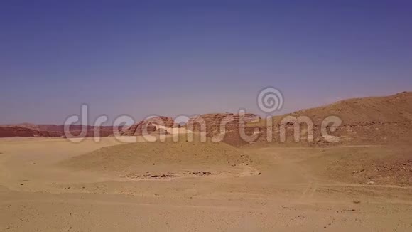 从空中俯瞰沙丘和山脉视频的预览图