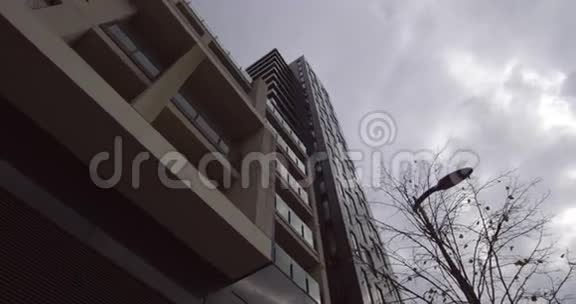 一栋灰色的大建筑的低角镜头视频的预览图