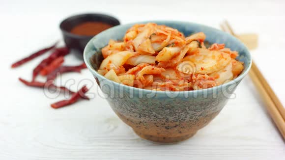 传统的韩国卷心菜开胃菜泡菜在陶瓷碗里视频的预览图