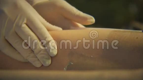 手套美容师做沙龙脱毛过程视频的预览图