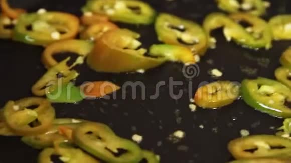 女人用辣椒做红薯玉米饼视频的预览图