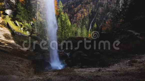 美丽的瀑布湖泊和秋天的森林在普利特维国家公园克罗地亚视频的预览图
