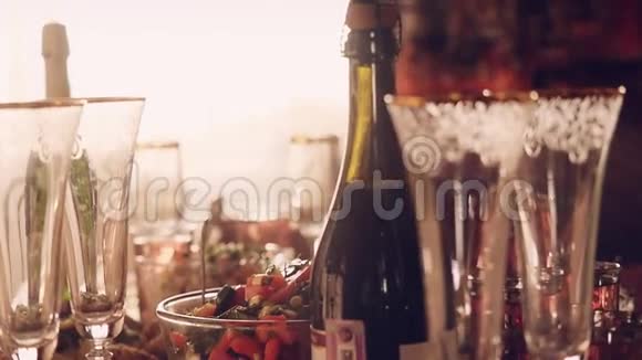 装饰的桌子上有一杯酒桌子上有食物动作缓慢1920x1080视频的预览图