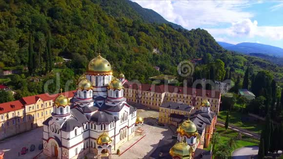 美丽的鸟瞰新阿索斯修道院视频的预览图
