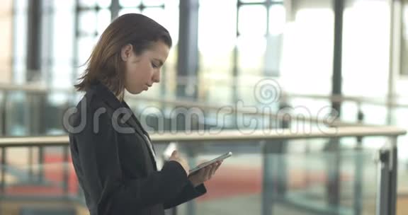 在平板ipad上工作的企业商业女性画像视频的预览图