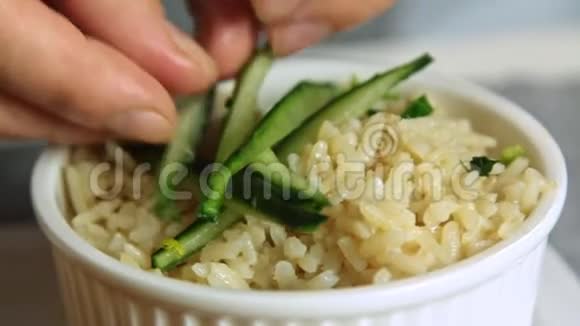 用米饭和黄瓜煮三文鱼视频的预览图