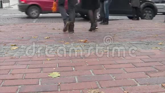 一群人穿过街道视频的预览图