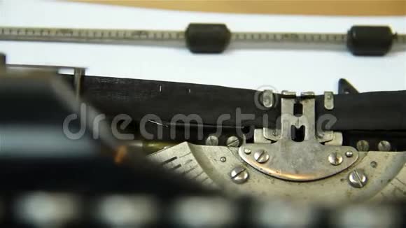 老式打字机视频的预览图