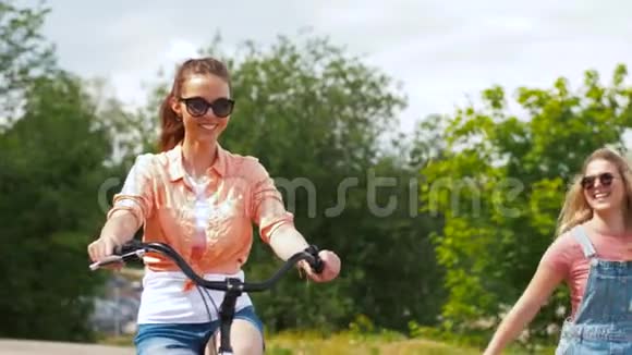 夏天骑自行车的少女或朋友视频的预览图