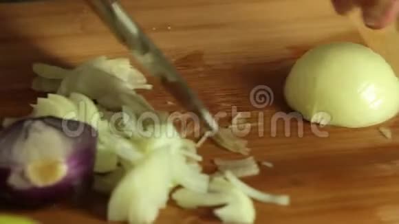 女人切蔬菜煮红薯玉米饼视频的预览图
