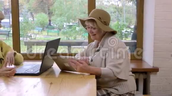 两名老年妇女和笔记本电脑视频的预览图