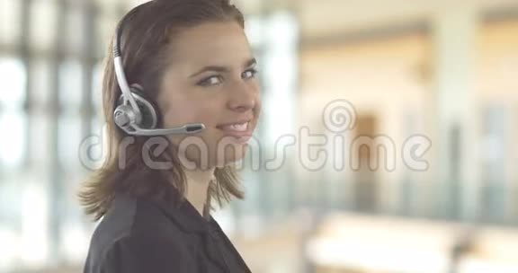 在公司办公室工作的女商人ipad平板电脑视频的预览图