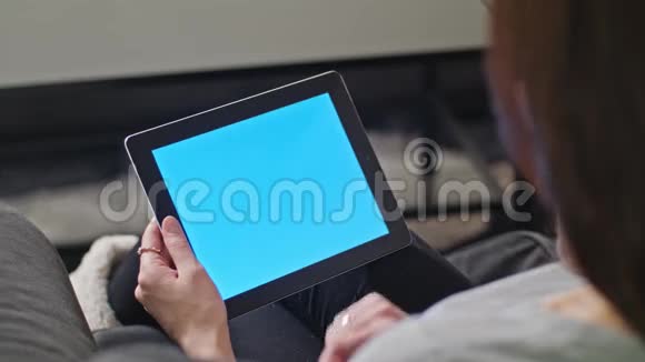 蓝屏女用数码平板电脑视频的预览图