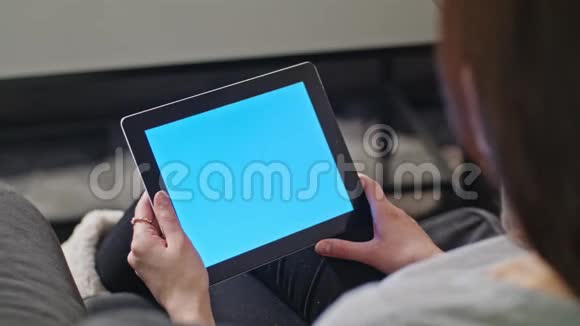 蓝屏女用数码平板电脑视频的预览图